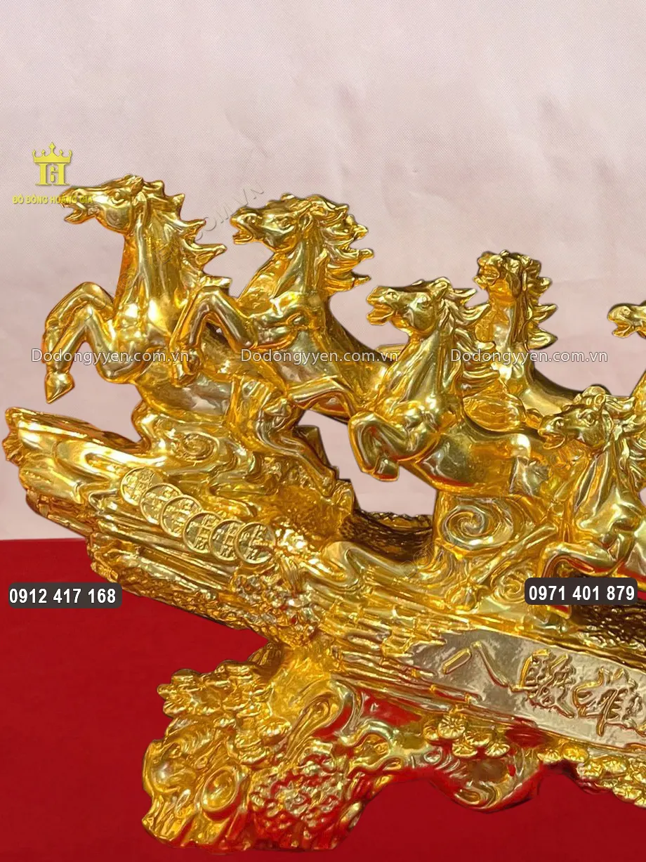 H&igrave;nh ảnh t&aacute;m con ngựa c&ugrave;ng nhau phi nước đại về c&ugrave;ng một hướng